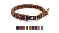 Geflochtenes Fettleder-Halsband Braidy in Braun mit Dornschnalle und D-Ring in Messing, darunter neun Lederproben