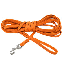 Aufgerollte Fettleder-Schleppleine in Orange mit Handschlaufe, geflochtenen Enden und Karabiner aus Edelstahl