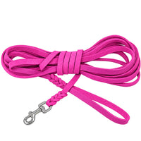 Aufgerollte Fettleder-Schleppleine in Pink mit Handschlaufe, geflochtenen Enden und Karabiner aus Edelstahl
