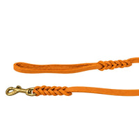 Detail: Handschlaufe und Messing-Karabiner mit geflochtenen Übergängen an der Schleppleine in Cognac