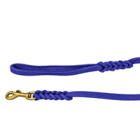 Detail: Handschlaufe und Messing-Karabiner mit geflochtenen Übergängen an der Schleppleine in kräftigem Blau