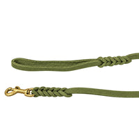 Detail: Handschlaufe und Messing-Karabiner mit geflochtenen Übergängen an der Schleppleine in Olivgrün