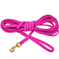 Aufgerollte Fettleder-Schleppleine in Pink mit Handschlaufe, geflochtenen Enden und Karabiner aus Messing