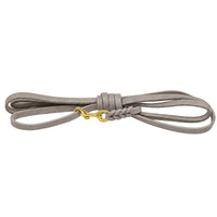 Fettleder-Schleppleine ohne Handschlaufe in Grau, flach in Schlaufen gelegt, mit Messingkarabiner und Flechtung