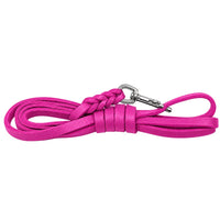 Fettleder-Schleppleine mit Handschlaufe in Pink, zusammengelegt, geflochtener Anschluss am Chromkarabiner