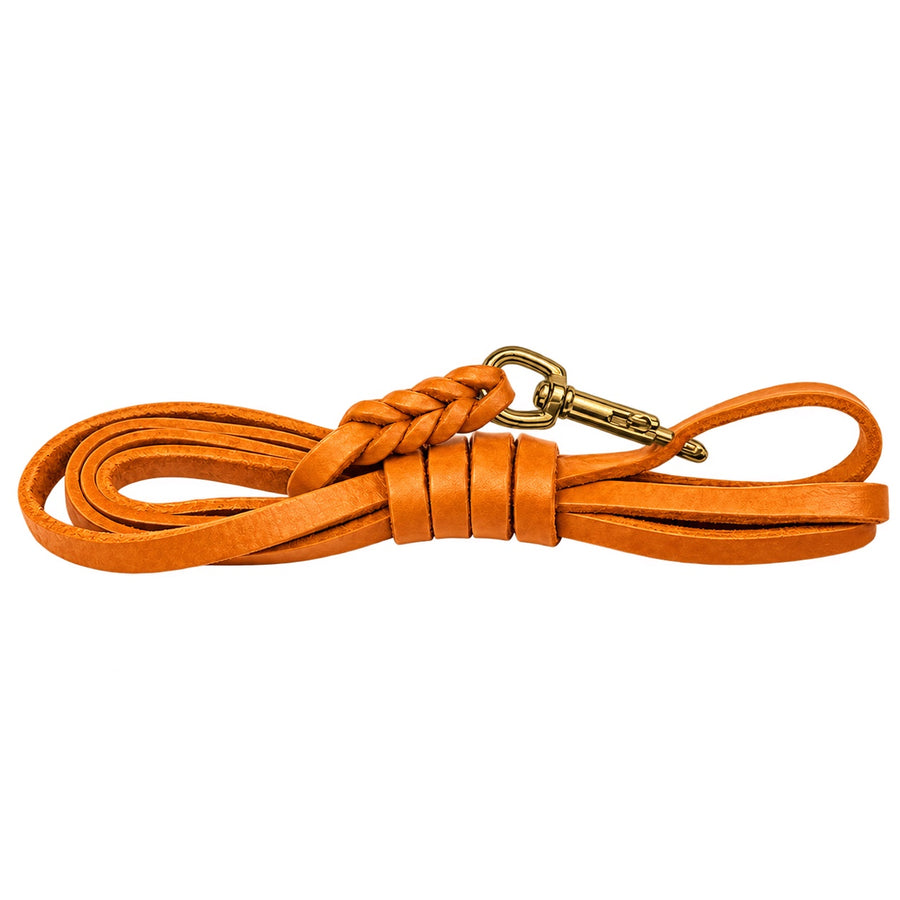 Fettleder-Schleppleine mit Handschlaufe in Cognac, zusammengelegt, geflochtener Anschluss am Messingkarabiner