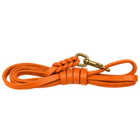 Fettleder-Schleppleine mit Handschlaufe in Orange, zusammengelegt, geflochtener Anschluss am Messingkarabiner