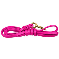 Fettleder-Schleppleine mit Handschlaufe in Pink, zusammengelegt, geflochtener Anschluss am Messingkarabiner