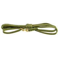 Fettleder-Schleppleine ohne Handschlaufe in Oliv, flach in Schlaufen gelegt, mit Messingkarabiner und Flechtung