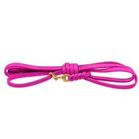 Fettleder-Schleppleine ohne Handschlaufe in Pink, flach in Schlaufen gelegt, mit Messingkarabiner und Flechtung