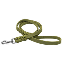 Breite Fettlederleine mit Handschlaufe in Oliv, geflochtenes Ende mit silberfarbenem Karabiner