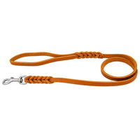 Fettlederleine in Cognac mit Handschlaufe, zwei Flechtstellen und Edelstahlkarabiner