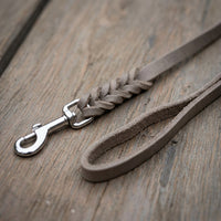 Detail: Fettlederleine in Grau auf Holzdielen, geflochtenes Ende mit Edelstahlkarabiner und Handschlaufe