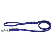 Fettlederleine in kräftigem Blau mit Handschlaufe, zwei Flechtstellen und Edelstahlkarabiner
