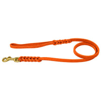 Fettlederleine in Orange mit Handschlaufe, zwei Flechtstellen und Karabiner aus Messing