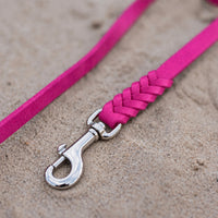 Detail: geflochtenes Ende mit Edelstahlkarabiner an Fettlederleine in Pink auf Sand