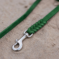 Detail: geflochtenes Ende mit Edelstahlkarabiner an Fettlederleine in Tannengrün auf Sand