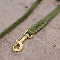 Detail: geflochtenes Ende mit Messingkarabiner an Fettlederleine in Oliv auf Sand