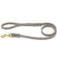 Fettlederleine mit Handschlaufe in Grau, Messing-Karabiner und geflochtene Verbindungen