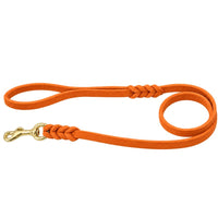 Fettlederleine mit Handschlaufe in Orange, Messing-Karabiner und geflochtene Verbindungen