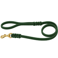 Fettlederleine mit Handschlaufe in Tannengrün, Messing-Karabiner und geflochtene Verbindungen