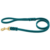 Fettlederleine mit Handschlaufe in Türkis, Messing-Karabiner und geflochtene Verbindungen