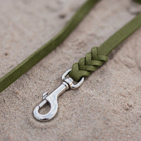 Detail: Edelstahl-Karabiner und Flechtverbindung einer Fettlederleine in Oliv auf Sand