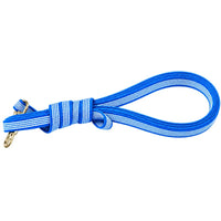 Gummierte Schleppleine in Mittelblau mit weißen Streifen, zusammengelegt, goldfarbener Karabiner