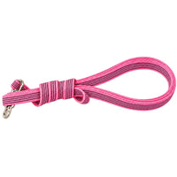 Gummierte Schleppleine in Rosa mit dunklen Gummistreifen, zusammengelegt, silberner Karabiner