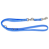Verstellbare gummierte Leine in Mittelblau mit weißen Streifen, zwei silberne Karabiner und zwei Ringe