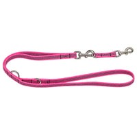 Verstellbare gummierte Leine in Rosa mit dunklen Streifen, zwei silberne Karabiner und zwei Ringe