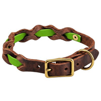 Halsband „Braidy Farbrausch“ in Apfelgrün, geflochten mit dunkelbraunem Fettleder, Schnalle und D-Ring aus Messing