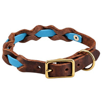 Halsband „Braidy Farbrausch“ in Azur, geflochten mit dunkelbraunem Fettleder, Schnalle und D-Ring aus Messing