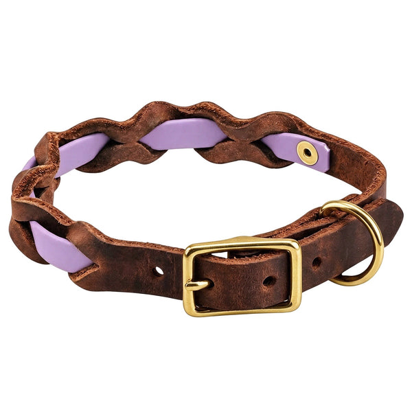Halsband „Braidy Farbrausch“ in Flieder, geflochten mit dunkelbraunem Fettleder, Schnalle und D-Ring aus Messing