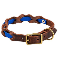 Halsband „Braidy Farbrausch“ in Mittelblau, geflochten mit dunkelbraunem Fettleder, Schnalle und D-Ring aus Messing