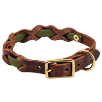 Halsband „Braidy Farbrausch“ in Oliv, geflochten mit dunkelbraunem Fettleder, Schnalle und D-Ring aus Messing