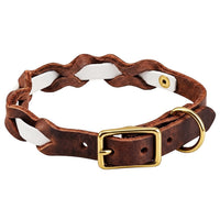 Halsband „Braidy Farbrausch“ in Weiß, geflochten mit dunkelbraunem Fettleder, Schnalle und D-Ring aus Messing