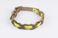Halsband „Braidy Farbrausch“ aus olivfarbenem Fettleder mit gelbgrünem Biothane, silberne Schnalle