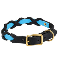 Halsband „Braidy Farbrausch“ in Azur, geflochten mit schwarzem Fettleder, Schnalle und D-Ring aus Messing