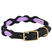 Halsband „Braidy Farbrausch“ in Flieder, geflochten mit schwarzem Fettleder, Schnalle und D-Ring aus Messing