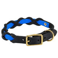 Halsband „Braidy Farbrausch“ in Mittelblau, geflochten mit schwarzem Fettleder, Schnalle und D-Ring aus Messing