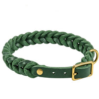 Geflochtenes Halsband Braidy aus Fettleder in Tannengrün mit Dornschnalle und D-Ring in Messing