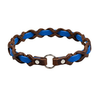 Halsband „Farbrausch light“ in Mittelblau, geflochten mit dunkelbraunem Fettleder, Ring und Nieten in Chrom