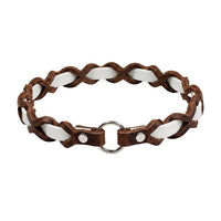 Halsband „Farbrausch light“ in Weiß, geflochten mit dunkelbraunem Fettleder, Ring und Nieten in Chrom