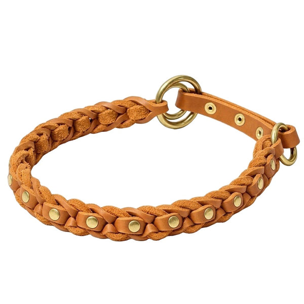 Geflochtenes Zugstopp-Halsband La Donna aus Fettleder in Cognac mit Nieten und Ringen aus Messing
