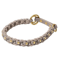 Geflochtenes Zugstopp-Halsband La Donna aus Fettleder in Grau mit Nieten und Ringen aus Messing