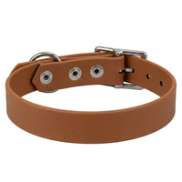Biothane-Halsband in Hellbraun von hinten mit drei Nieten, D-Ring und Dornschnalle aus Chrom