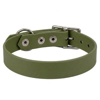 Biothane-Halsband in Oliv von hinten mit drei Nieten, D-Ring und Dornschnalle aus Chrom