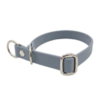 Biothane-Halsband in Grau mit Zugstopp, D-Ring und Gleitring aus Chrom, seitliche Ansicht