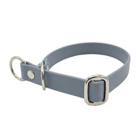 Zugstopp-Halsband aus Biothane in Grau, D-Ring und Gleitring aus Chrom, Seitenansicht